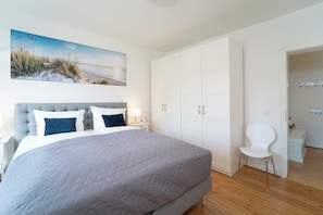 1. Schlafzimmer mit Doppelbett und Kleiderschrank