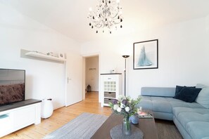 Wohnbereich mit Sitzecke und TV