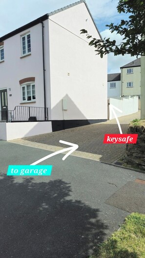 Drive - to key safe and garage