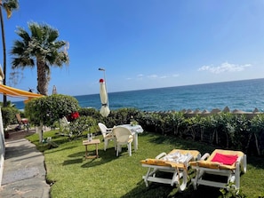Terrasse / Liegewiese mit Blick auf den Atlantik
