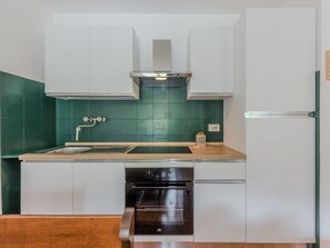 KĂŒchengerĂ€t, KĂŒche, Countertop, Major Appliance, Cabinetry, Interior Design, Flooring, Holz, HaushaltsgerĂ€t, Herd