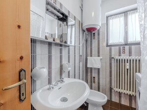Interior Design, Zimmer, Flooring, Fussboden, Decke, Armatur, Sinken, Wohnung, Installation, Zapfhahn