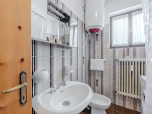 Interior Design, Zimmer, Flooring, Fussboden, Decke, Armatur, Sinken, Wohnung, Installation, Zapfhahn
