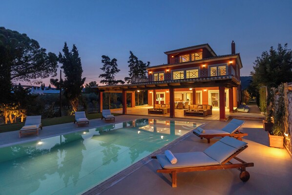 Outdoors / pool