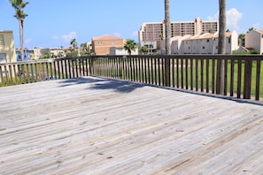 Common Sundeck