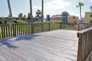 Common Sundeck