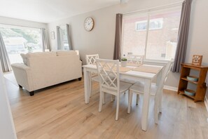 Dinning area, can accommodate 4