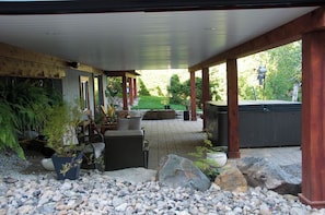 Hot tub & covered patio
