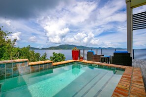 Your Poolside Horizon 