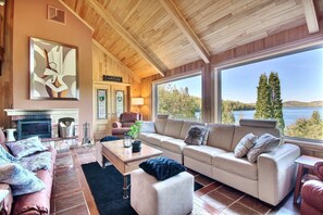 Salon et vue sur le lac