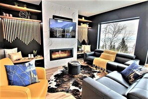 Living room (with gas fireplace) 