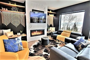 Living room (with gas fireplace)