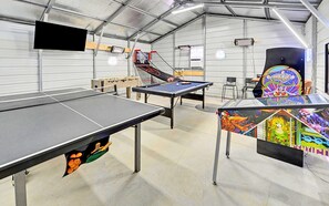 Game room w/arcade, pool, ping-pong, poker, foosball & more!