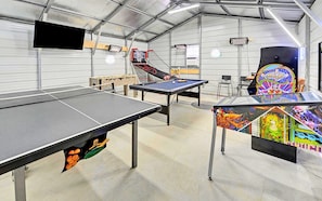 Game room w/arcade, pool, ping-pong, poker, foosball & more!