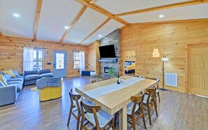 Bright kitchen ideal for family meals, fully equipped for any cooking.