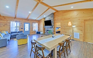 Bright kitchen ideal for family meals, fully equipped for any cooking.