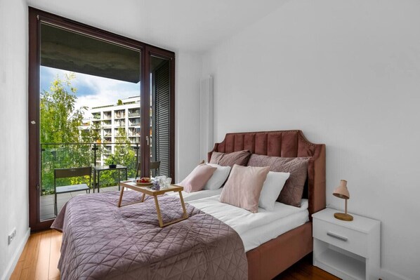 Bedroom with Queen Bed | Book Now with RENTUJEMY.COM
