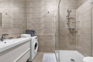 Bathroom with Shower | Book Now with RENTUJEMY.COM