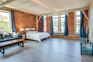 Living Room | Free WiFi | Queen Sleeper Sofa | Queen Bed