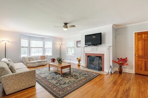Living Room | Full Sleeper Sofa | Free WiFi | Smart TV | 1st Floor