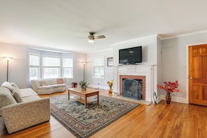 Living Room | Full Sleeper Sofa | Free WiFi | Smart TV | 1st Floor