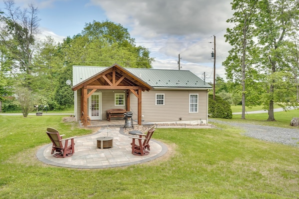 Allenwood Vacation Rental | 2BR | 1BA | 970 Sq Ft | 7 Steps to Enter
