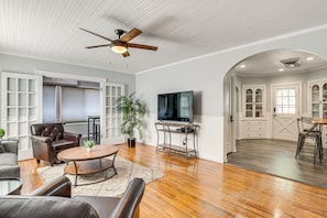 Living Room | Free WiFi | Smart TV | Mini-Split A/C & Heating