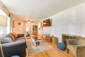 Living Room | Free WiFi | Central Heating & Air Conditioning