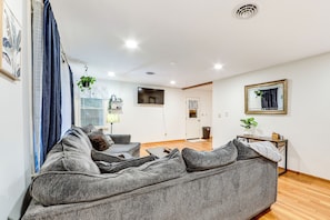 Living Room | Smart TV | Free WiFi
