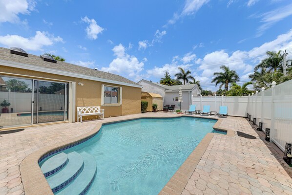 Boca Raton Vacation Rental | 2BR | 2BA | 1 Step to Enter | 900 Sq Ft