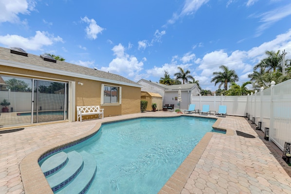 Boca Raton Vacation Rental | 2BR | 2BA | 1 Step to Enter | 900 Sq Ft