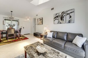 Living Area | Dining Table