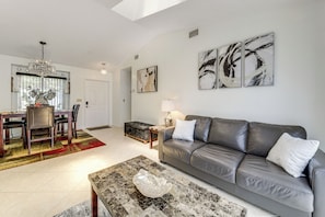 Living Area | Dining Table