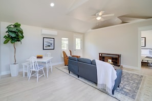 Living Room | Free WiFi | Smart TV