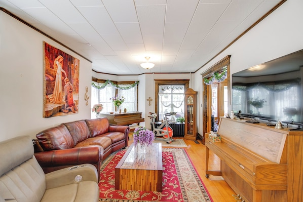 Montevideo Vacation Rental | 4BR | 2BA | 2,200 Sq Ft | Stairs Required