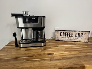 Kaffe og/eller kaffemaskine