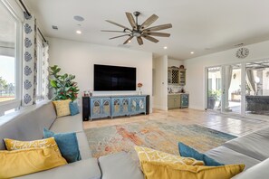 Living Room | Free WiFi | Smart TV | Central A/C