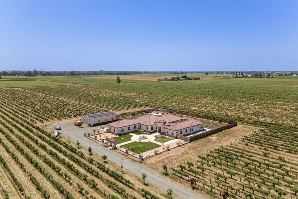 Acampo Vacation Rental | 3BR | 2BA | 3,400 Sq Ft | Step-Free Entry