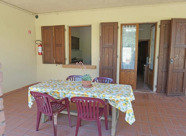 Outdoor dining