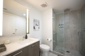 Start your day refreshed in this contemporary and bright bathroom