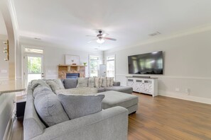 Living Room | Free WiFi | Smart TV | 1st Floor