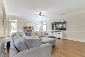 Living Room | Free WiFi | Smart TV | 1st Floor