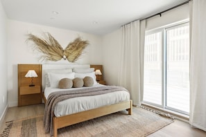 Bedroom features a queen bed.