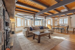 Spacious living area, open to the kitchen & dining