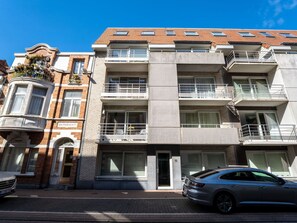Wohnung, Nachbarschaft, Wohngebiet, Urban Design, Eigentumswohnung, Balkon, Familienauto, Luxus-Fahrzeug, Parkplatz, Mittelklasse-Pkw
