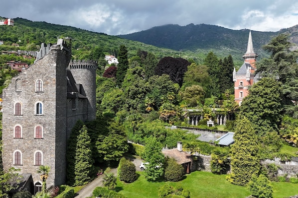 The castle, located on the left, has been built in 1882 and hosted famous personalities such as Queen Victoria of England