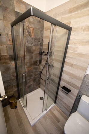 Private bathroom with shower – sleek & modern