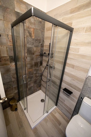 Private bathroom with shower – sleek & modern