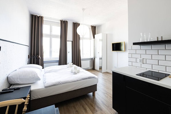Stylish studio with kitchenette and queen-size bed