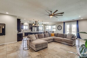 Living Room | Smart TV w/ Cable